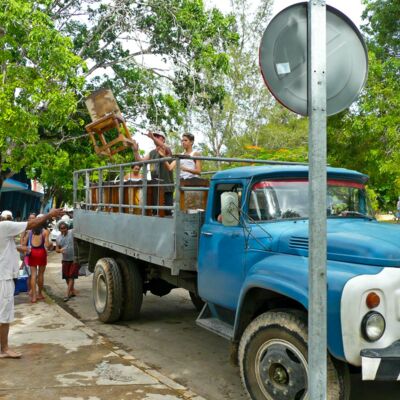 Ein paar Holzstühle auf der Ladefläche machen in Kuba einen Bus aus dem LKW.