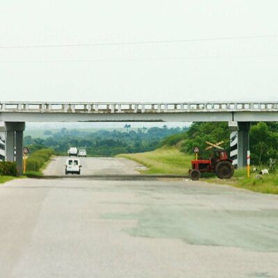 Autobahn in Kuba – Traktor biegt ein, Stoppschild bei Bahnquerung, Spurmarkierungen Fehlanzeige ... alles sehr entspannt