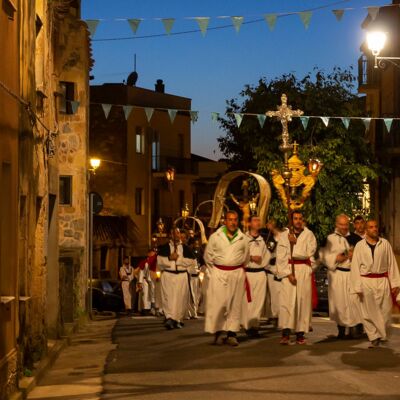Nicht der Klu-Klux-Klan, sondern eine katholische Prozession zu Ehren einer Heiligen auf Sardinien.